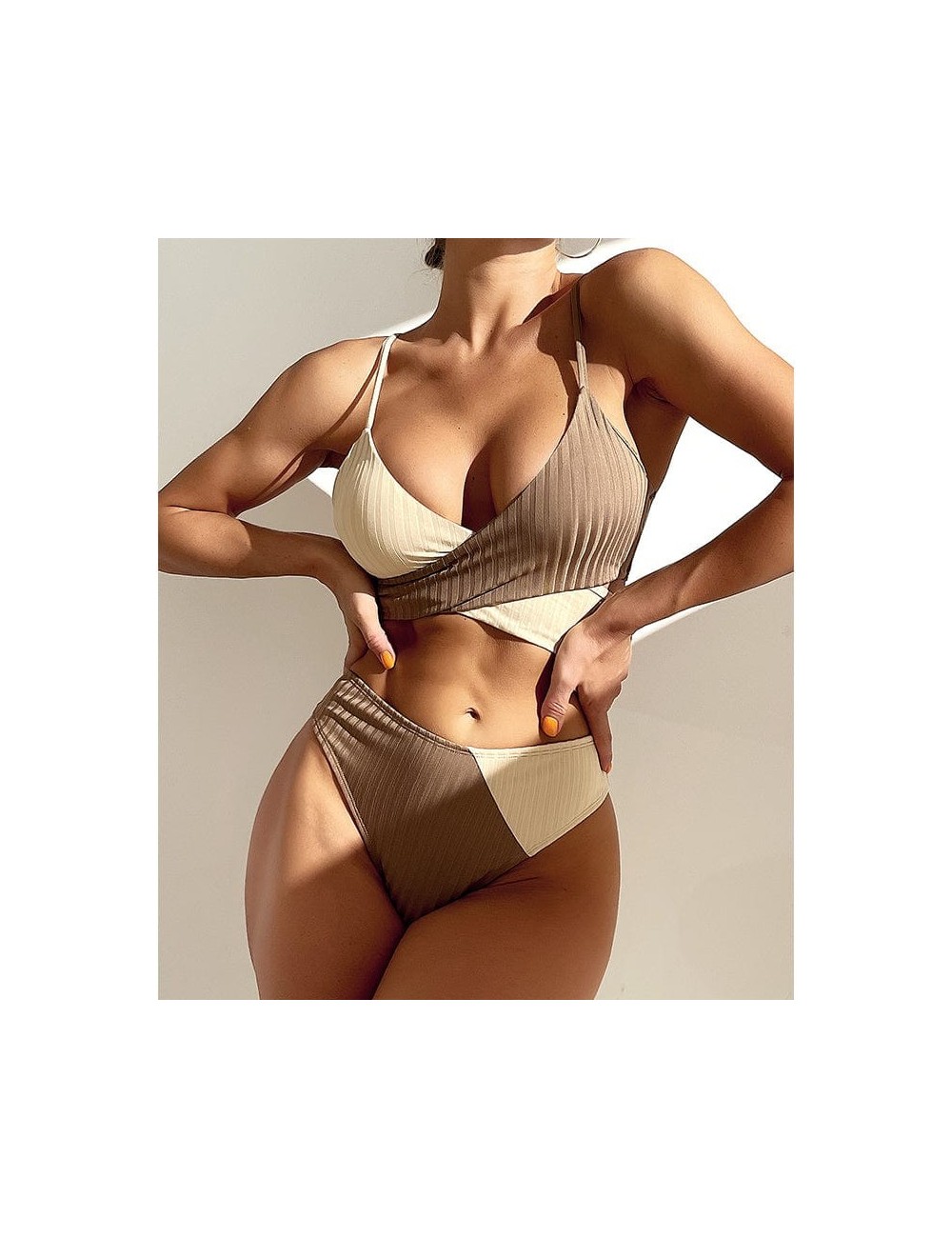 Dwuczęściowe bikini z wysokim stanem
