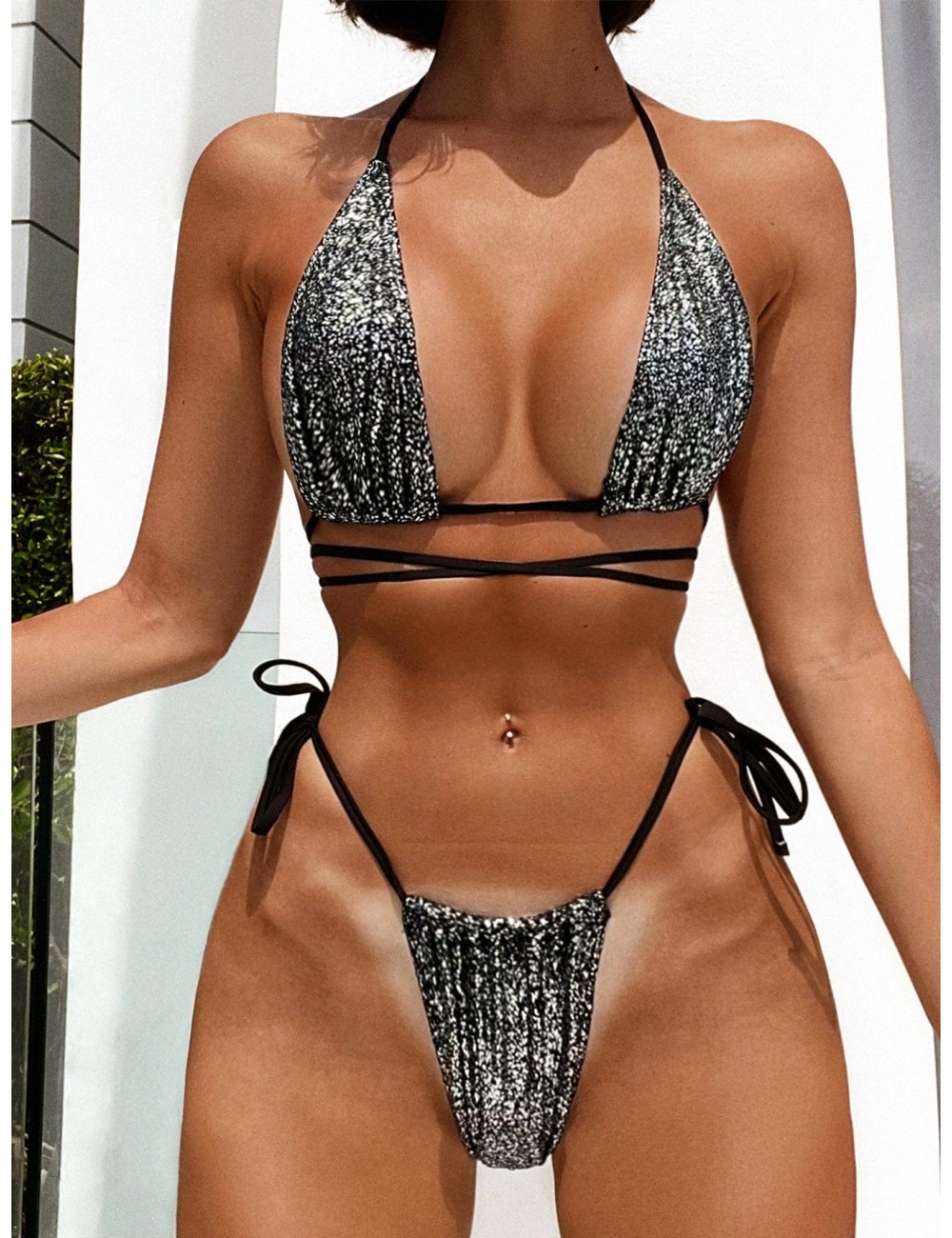 Bikini z wiązaniem z mocno wyciętymi majtkami z wysokim stanem