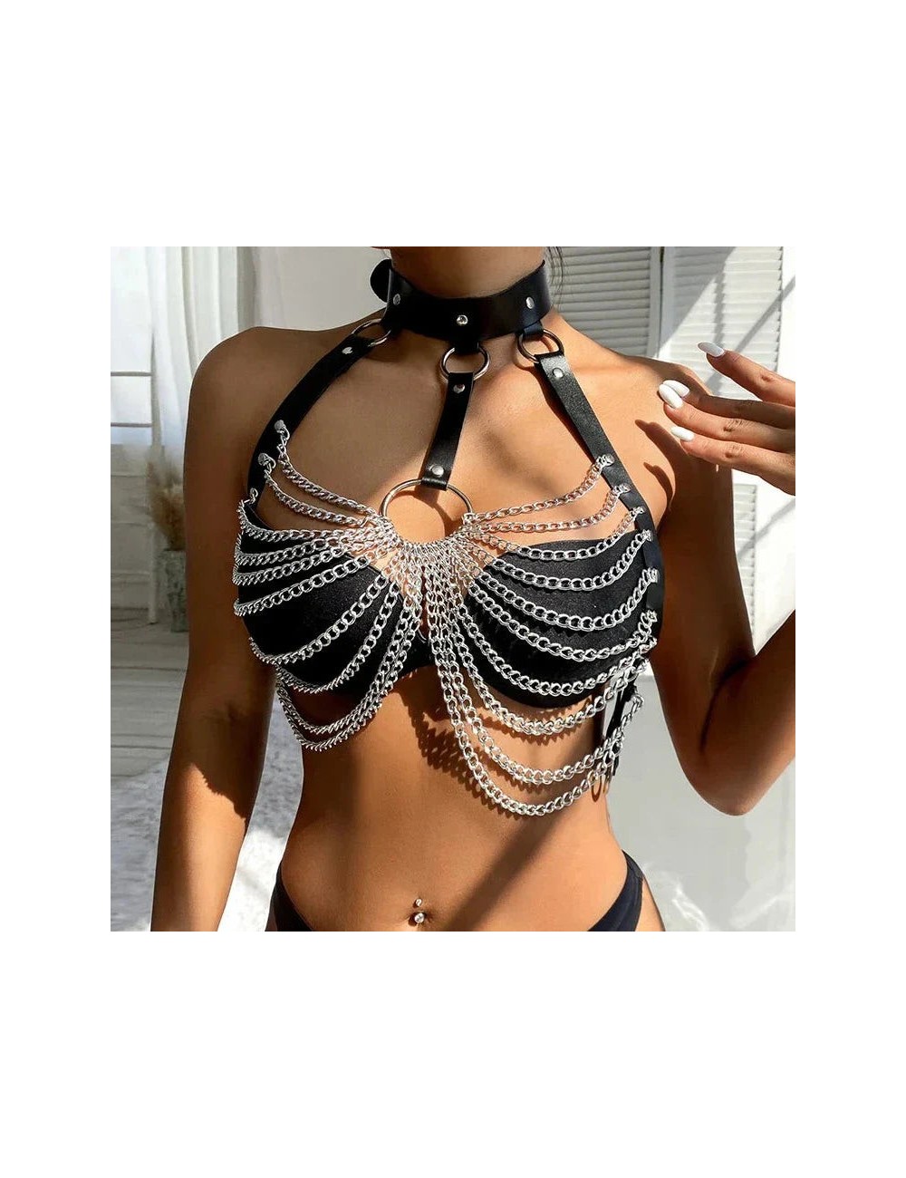 Harness na piersi z metalowymi łańcuszkami