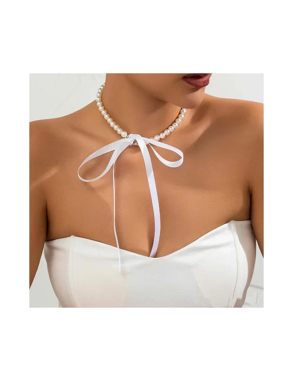 Choker z kokardką i perełkami
