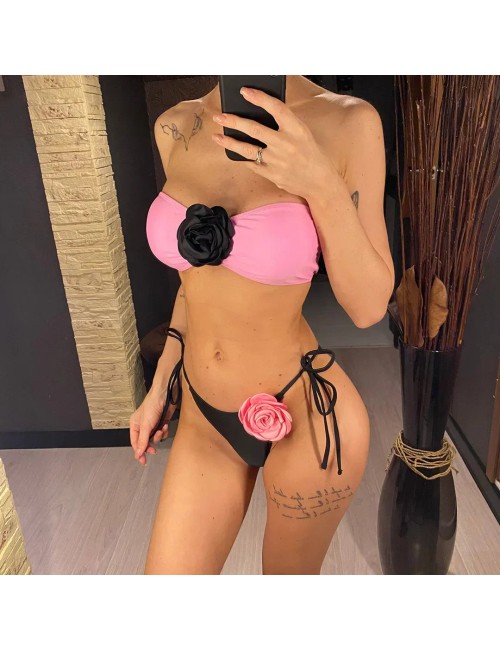 Dwuczęściowy strój kąpielowy z delikatnymi kwiatowymi akcentami