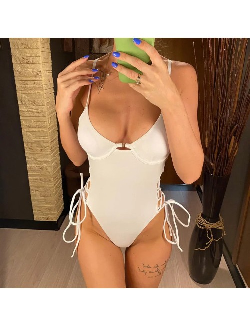 Jednoczęściowy strój kąpielowy z sznurowaniami na biodrach