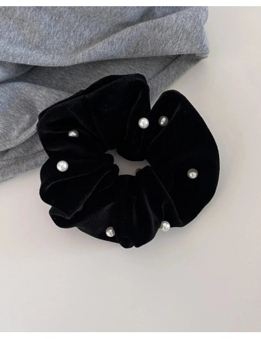 Welurowa frotka do włosów scrunchie z perełkami