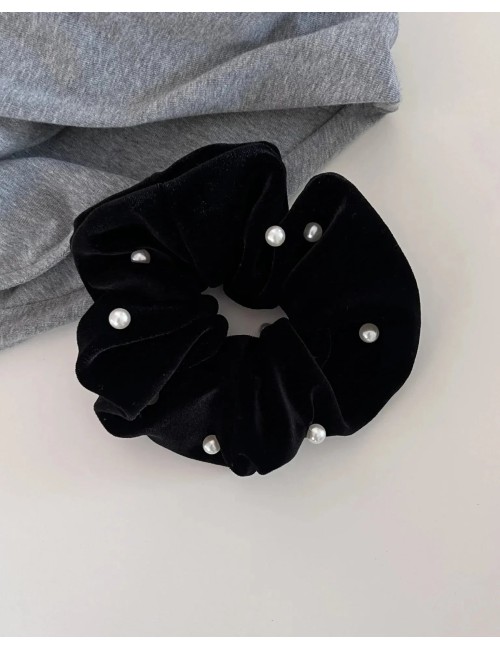 Welurowa frotka do włosów scrunchie z perełkami