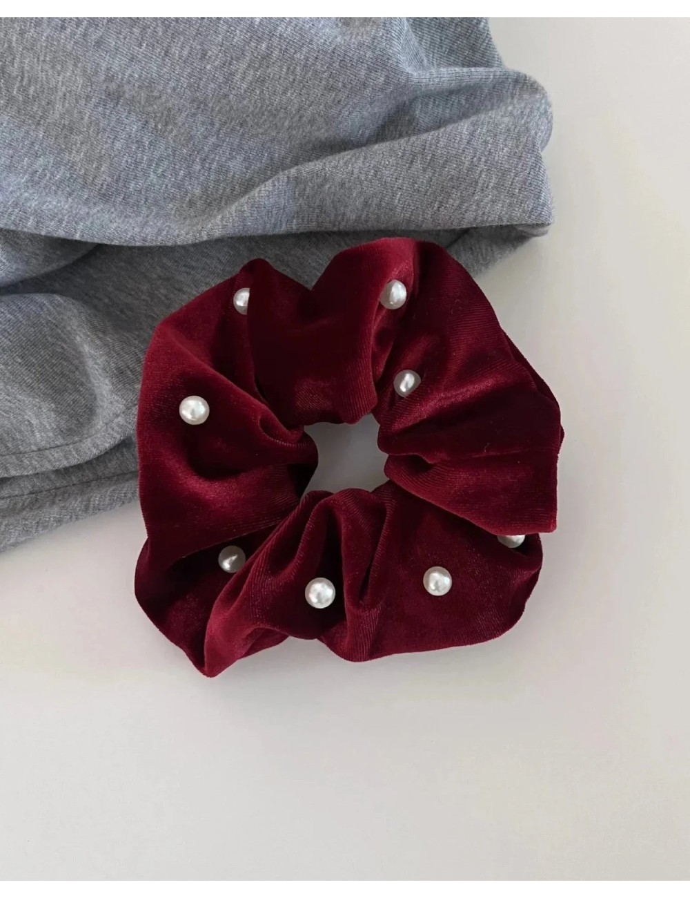 Welurowa frotka do włosów scrunchie z perełkami