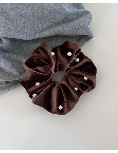 Welurowa frotka do włosów scrunchie z perełkami