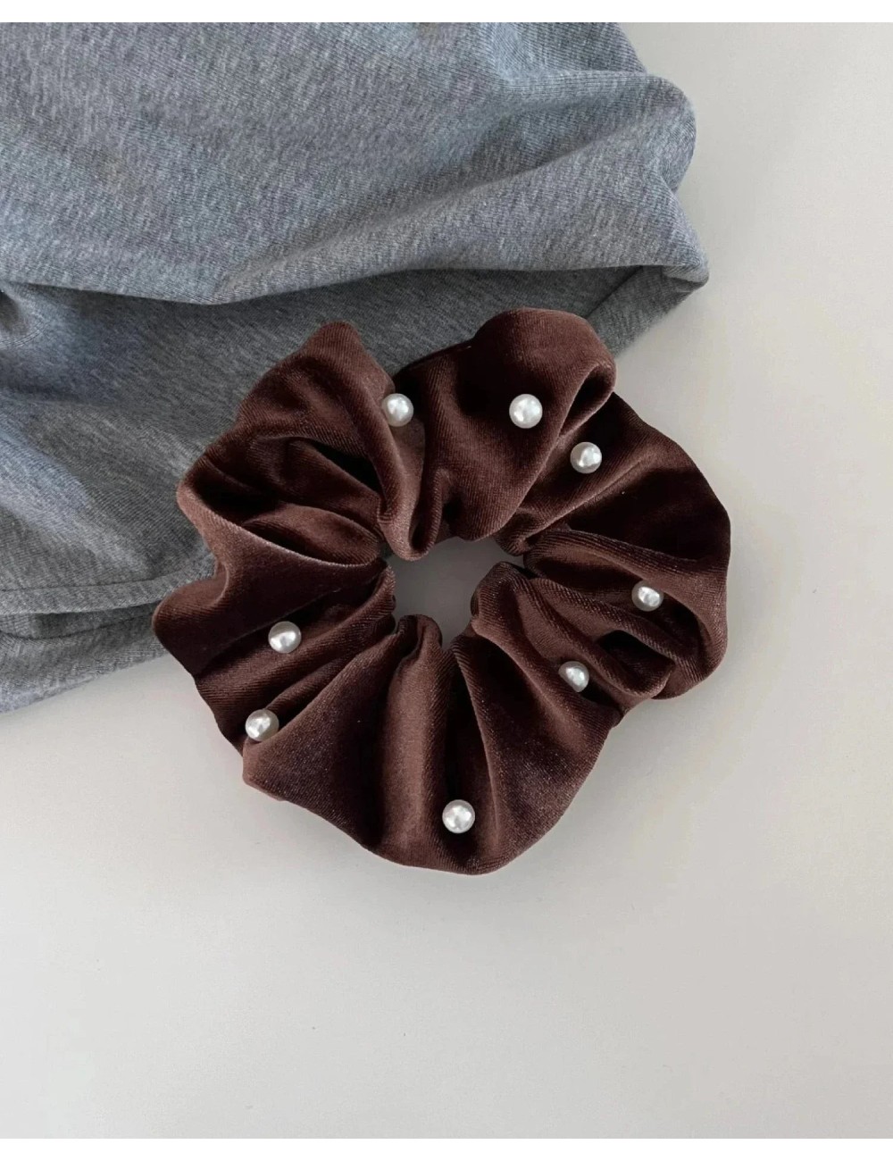 Welurowa frotka do włosów scrunchie z perełkami