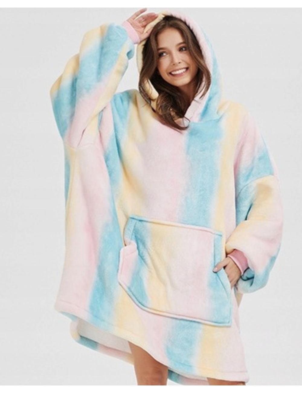 Puchata kocobluza oversize z kapturem i kieszonką