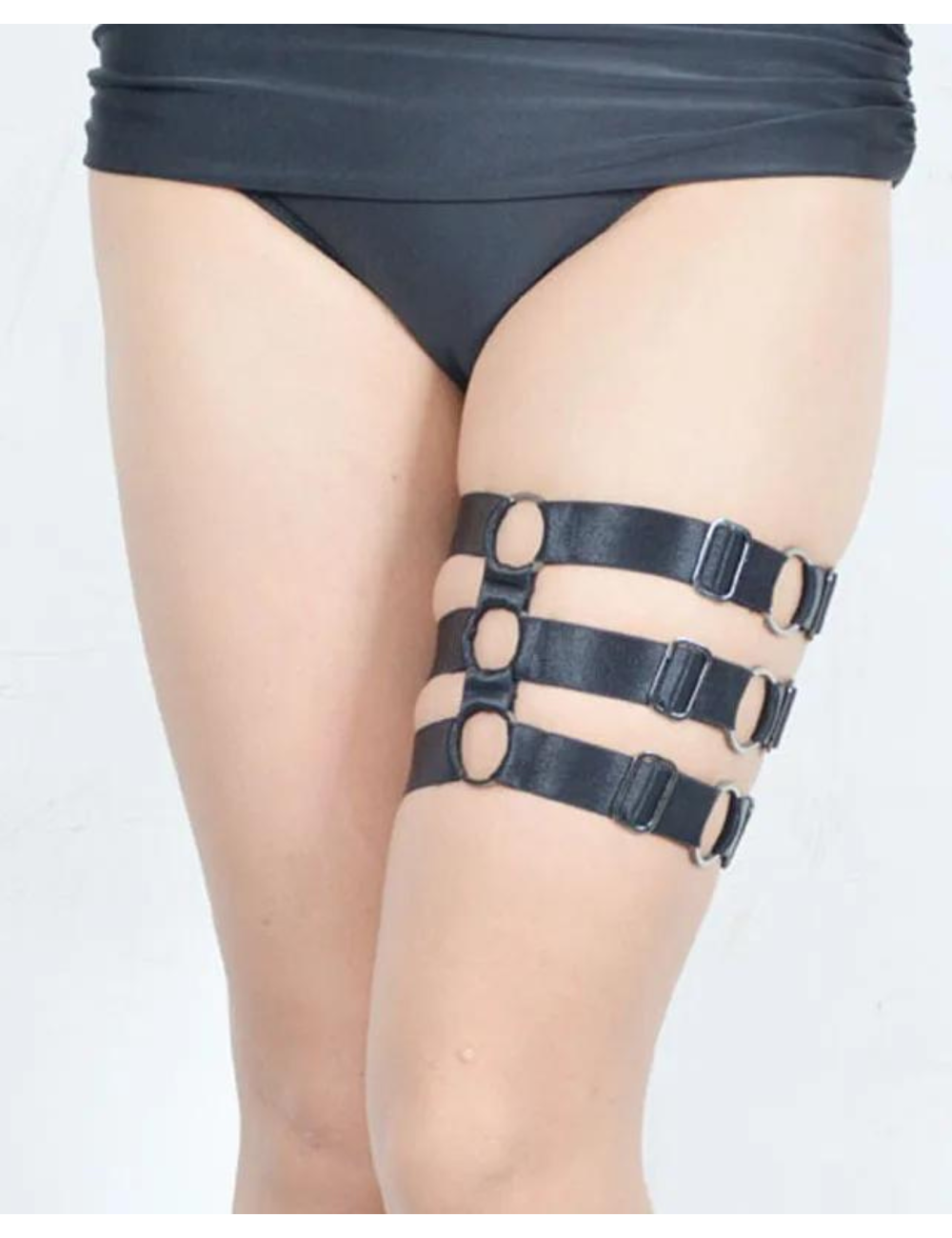 Harness z regulowanymi paskami i metalowymi kółkami