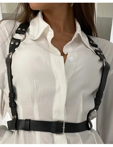 Skórzany harness z metalowymi zapięciami