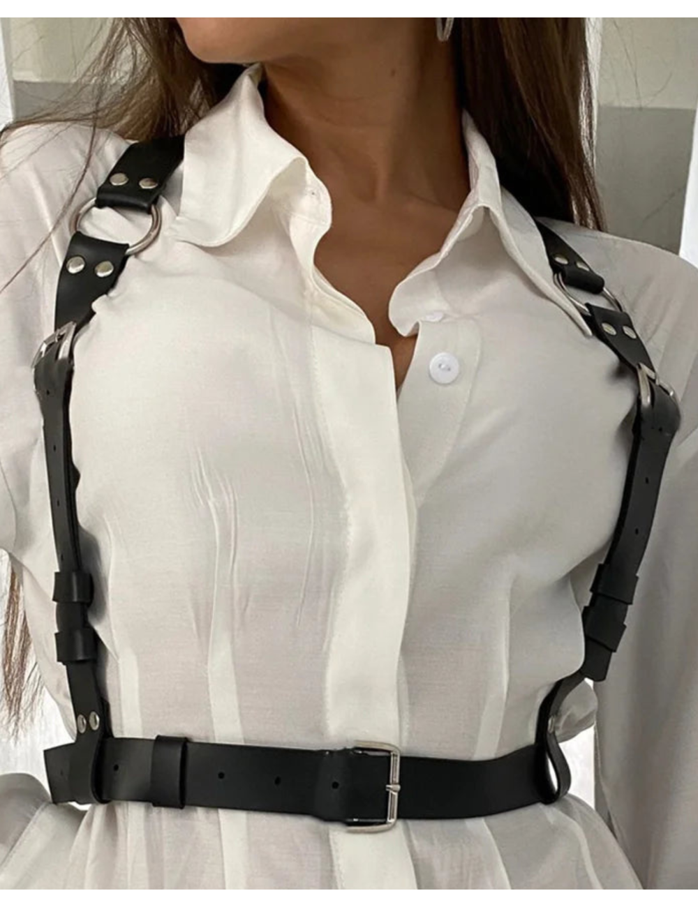 Skórzany harness z metalowymi zapięciami