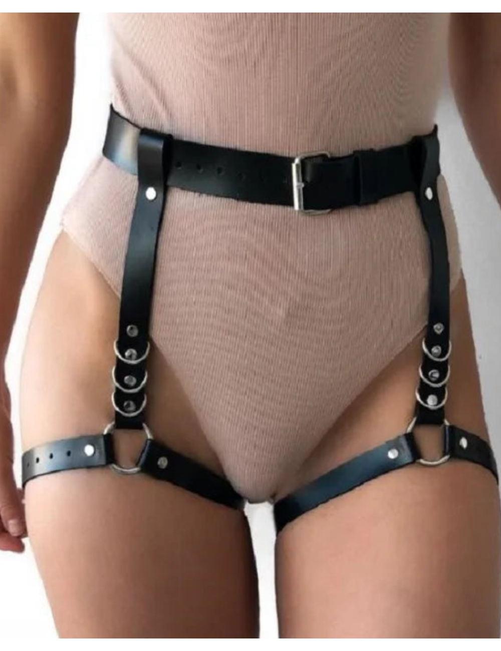 Klasyczny harness z regulowanymi paskami i metalowymi zapięciami