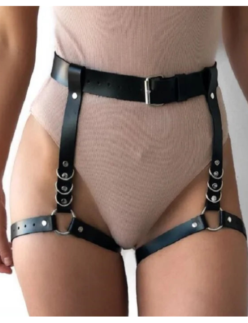 Klasyczny harness z regulowanymi paskami i metalowymi zapięciami