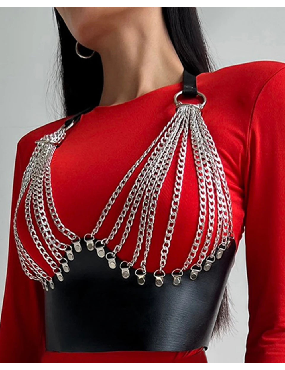 Stylowy harness z łańcuchami