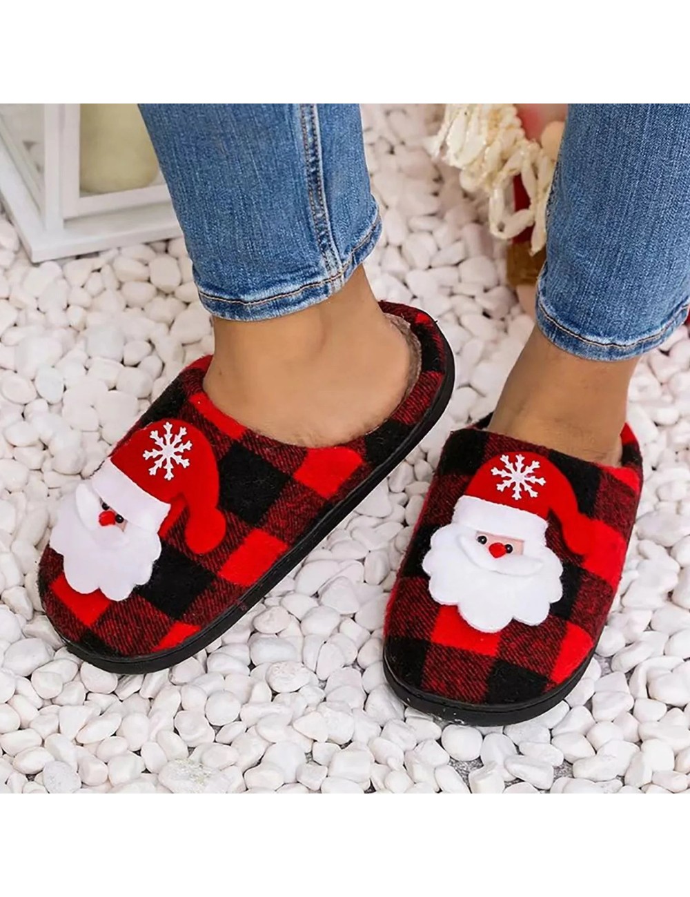 Świąteczne kapcie z motywem Mikołaja
