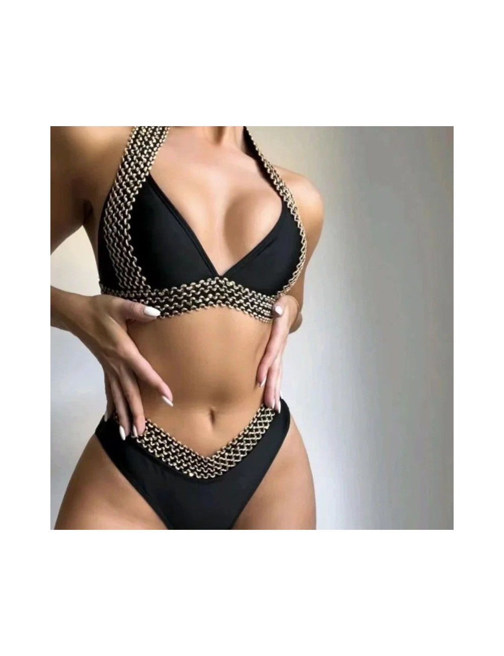 Dwuczęściowy strój kąpielowy bikini ze złotym zdobieniem