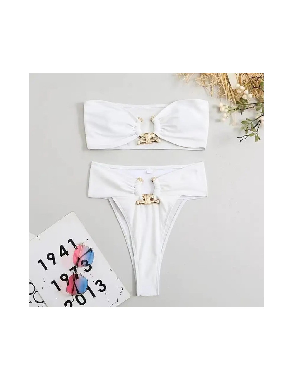 Dwuczęściowy strój kąpielowy bikini z metalowymi elementami